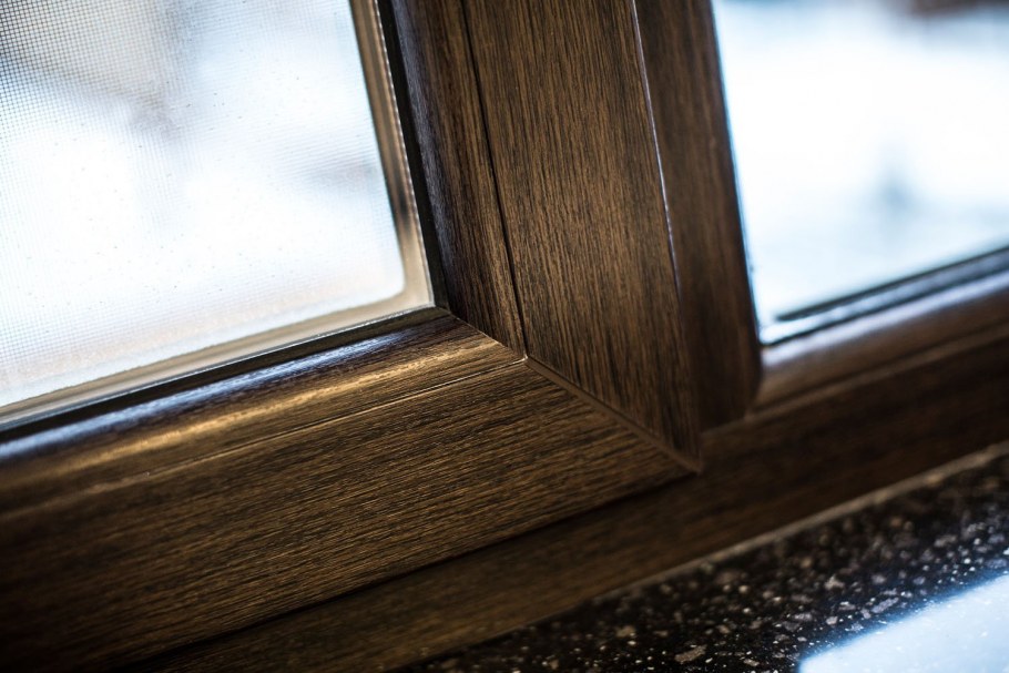 Коричневые окна на даче