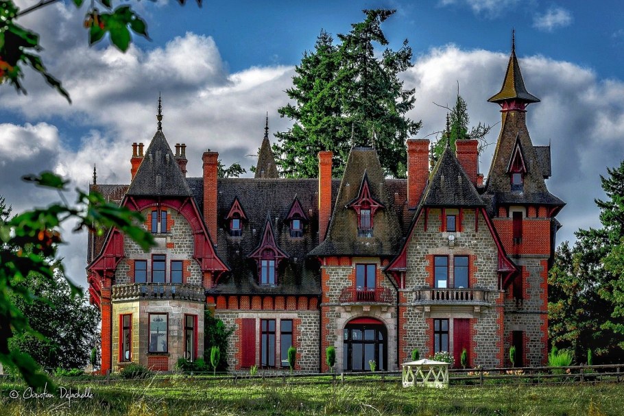 Кривой дом (the Crooked House) Польша