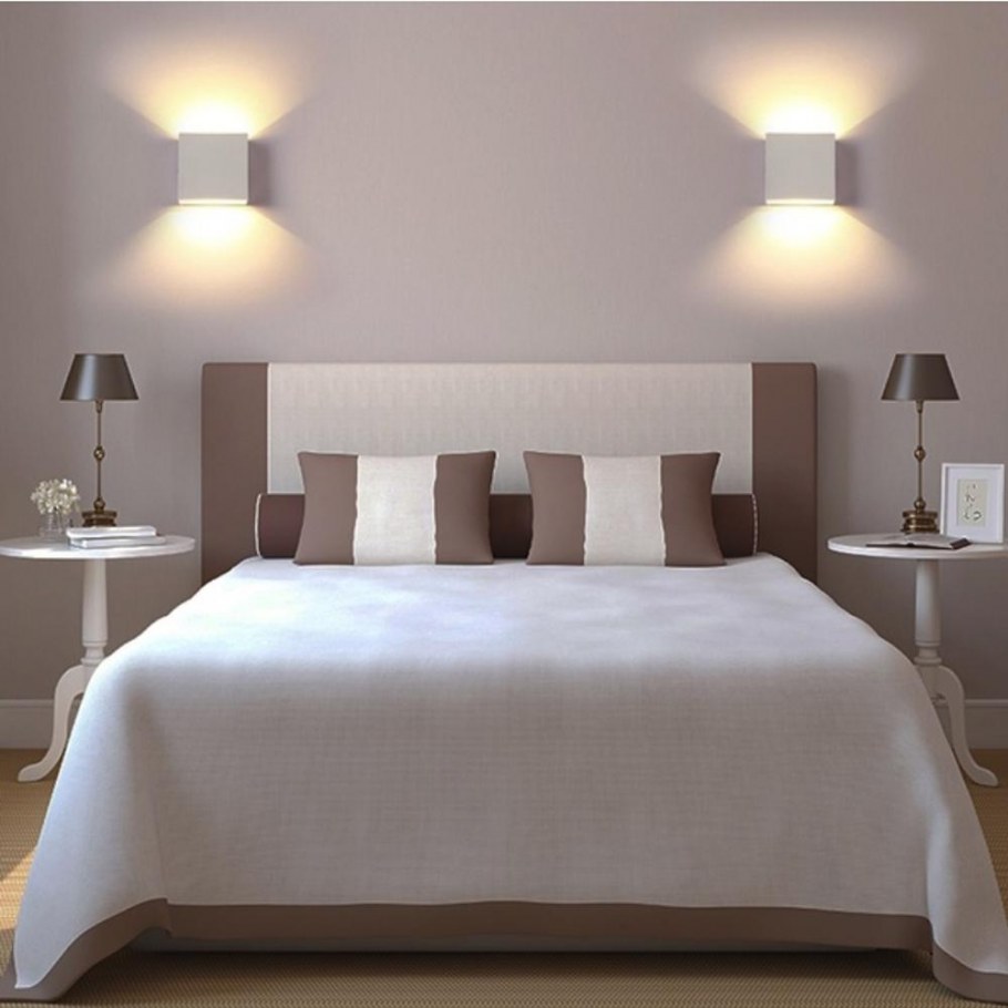 Ночник у кровати в спальне