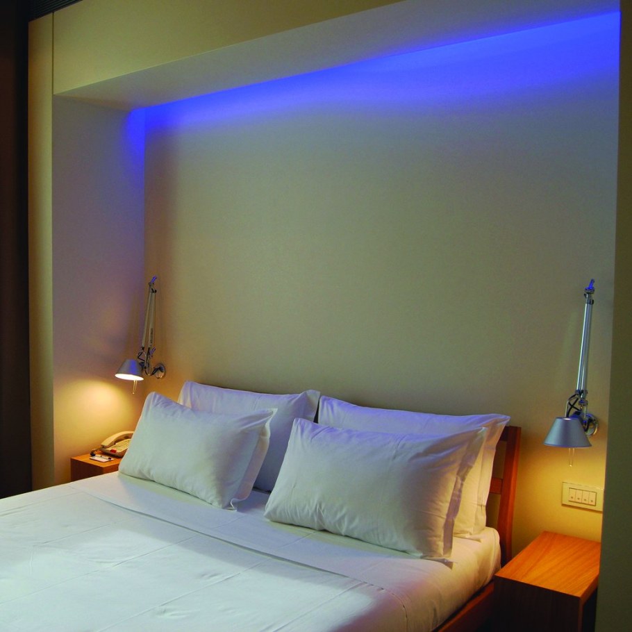 Светильники над кроватью в спальне