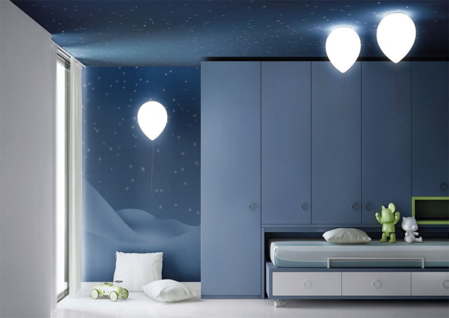 Настенный светильник над кроватью