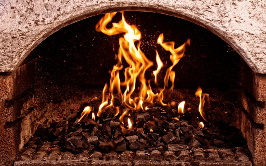 Большой камин из кирпича