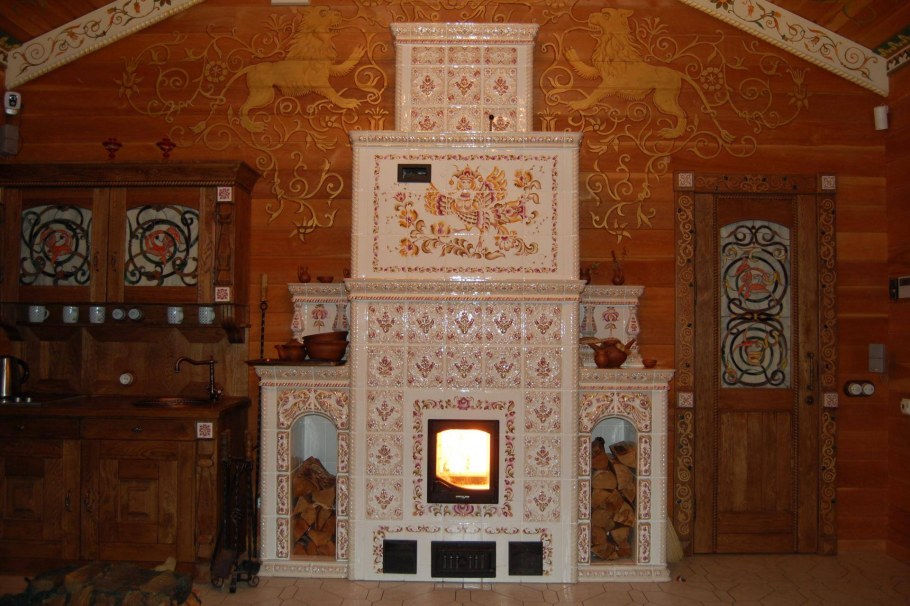 Старинный камин с огнем