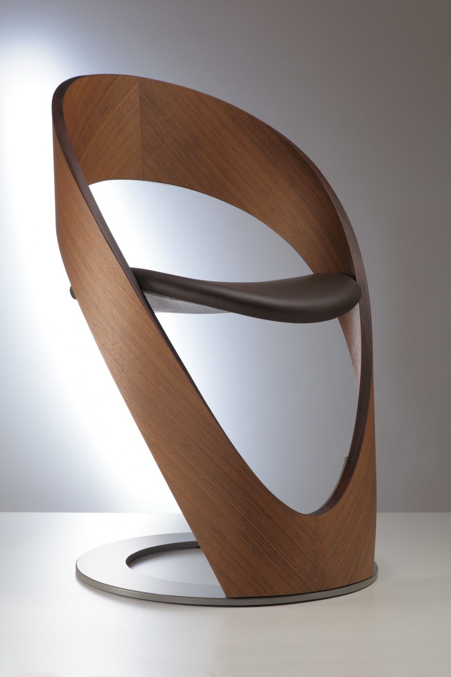 Необычные стулья из дерева