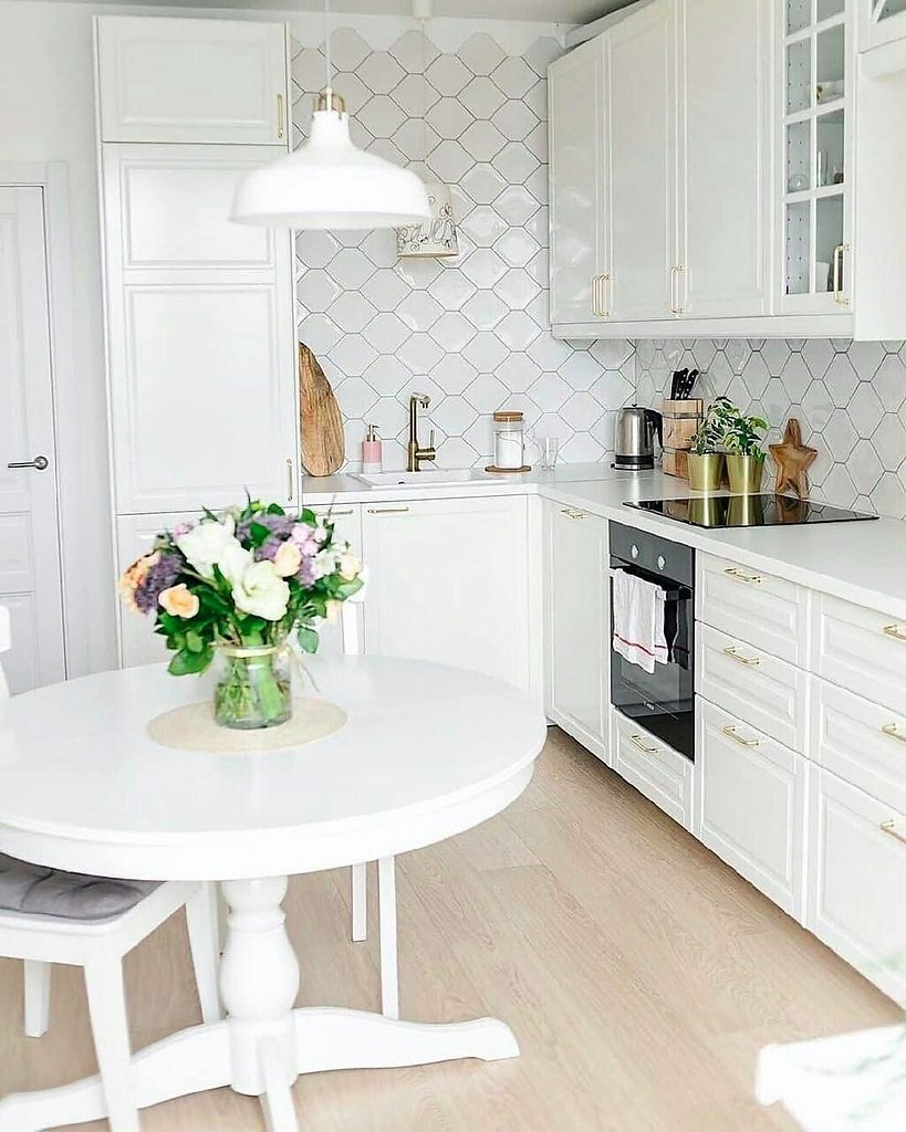 Интерьер кухни в белом цвете