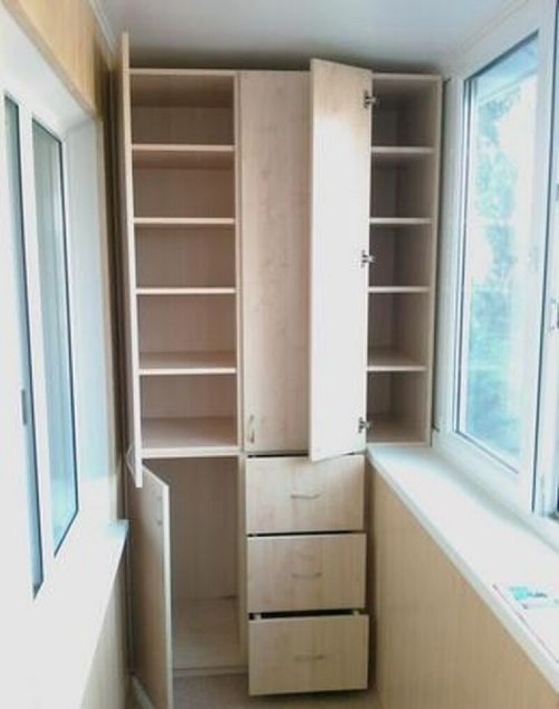 Вместительный шкаф на балкон