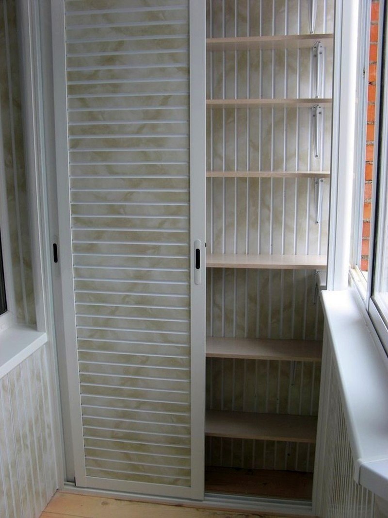 Шкаф для балкона с полками