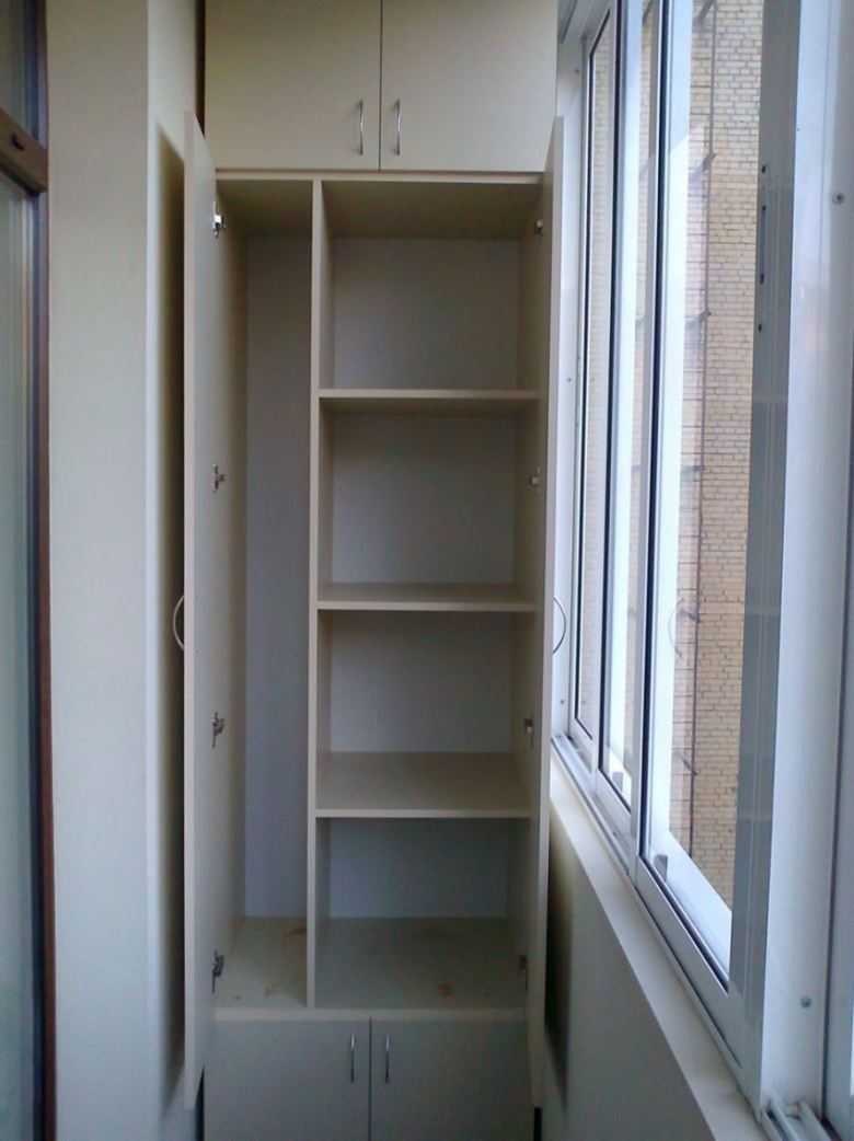 Шкаф для балкона с полками