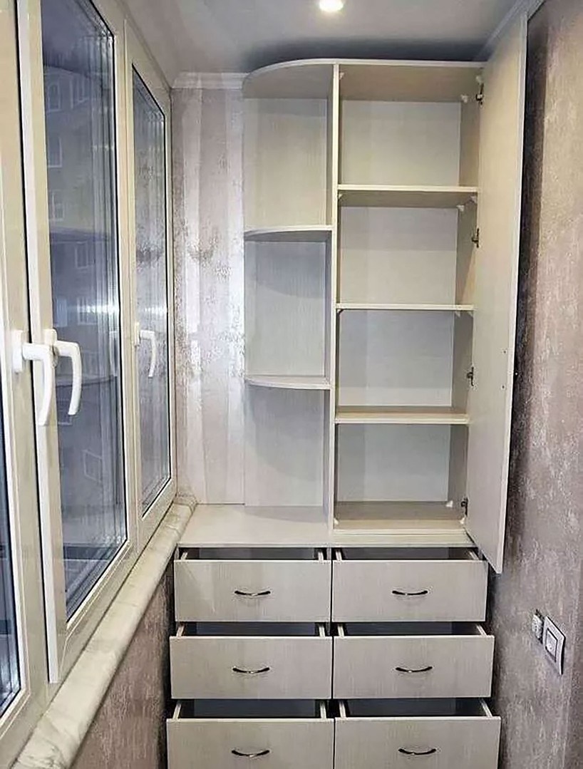 Шкаф для балкона с полками