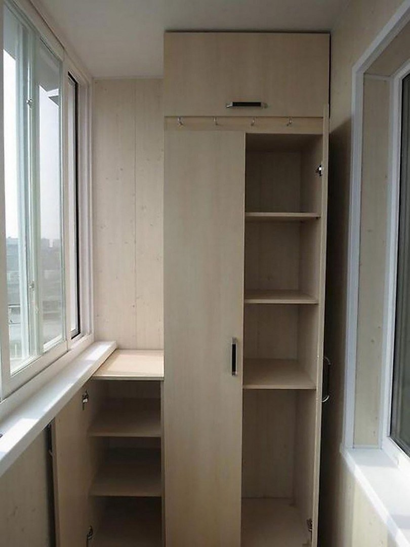 Шкаф для балкона с полками