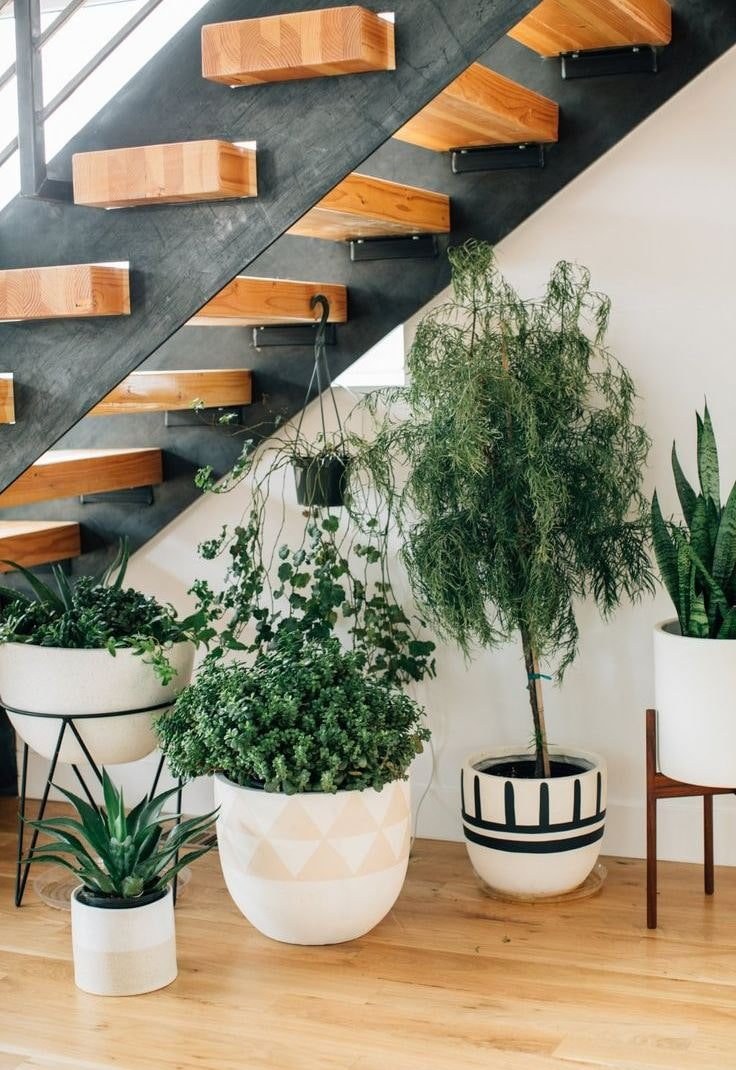 Декор под лестницей