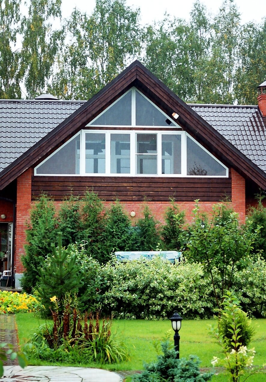 Двухскатная крыша с панорамными окнами