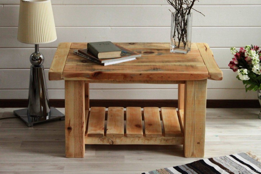 Низкий деревянный столик