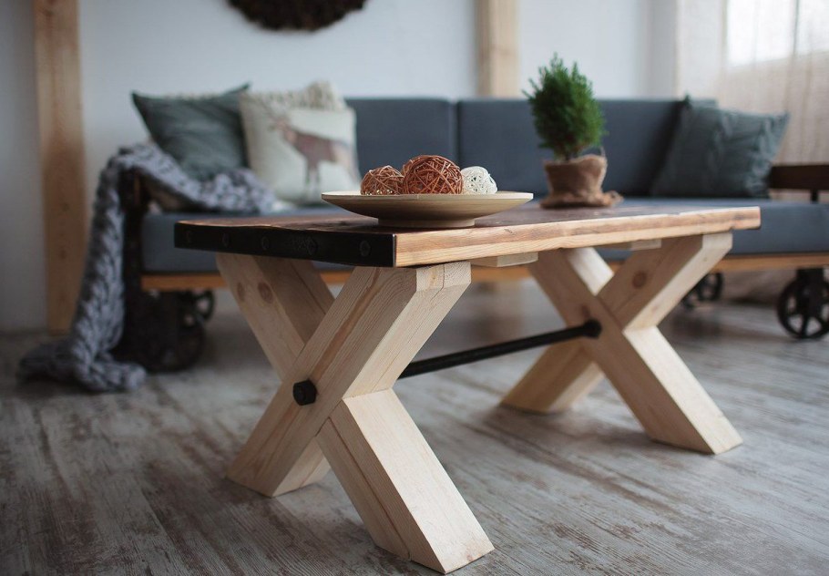 Кофейный столик из дерева