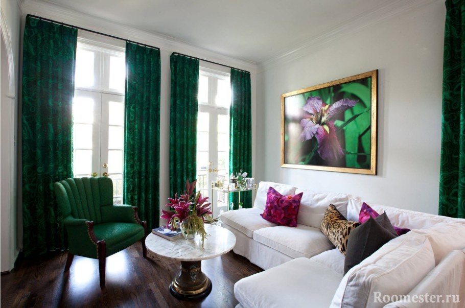 Изумрудные шторы в интерьере