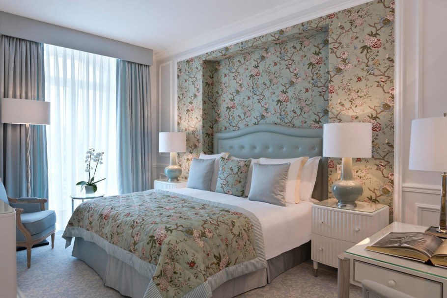 Обои в интерьере спальни