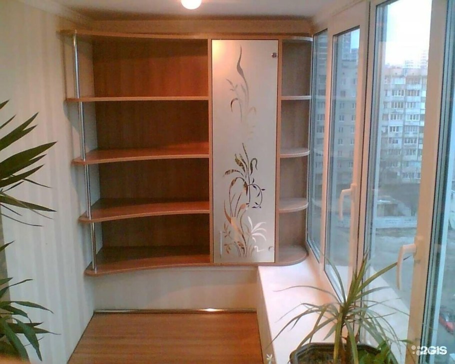 Угловой шкаф на балкон