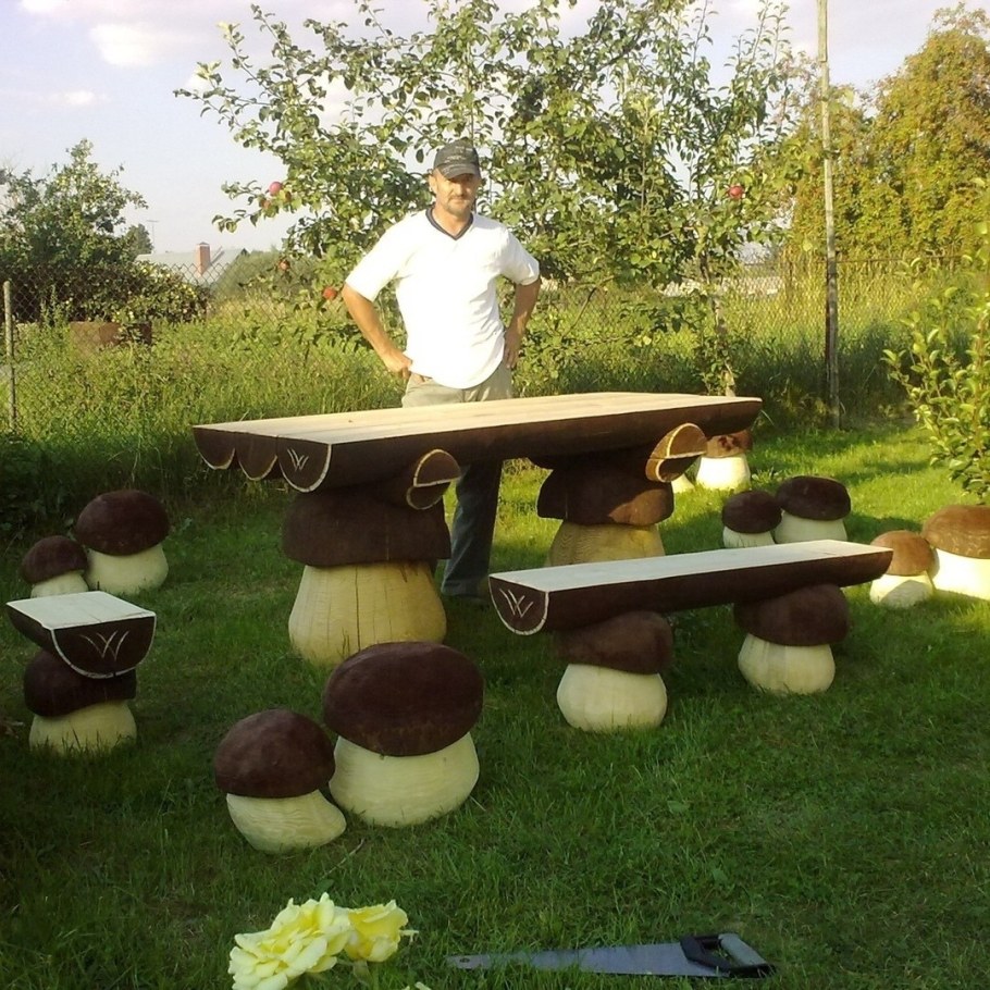 Столик в саду