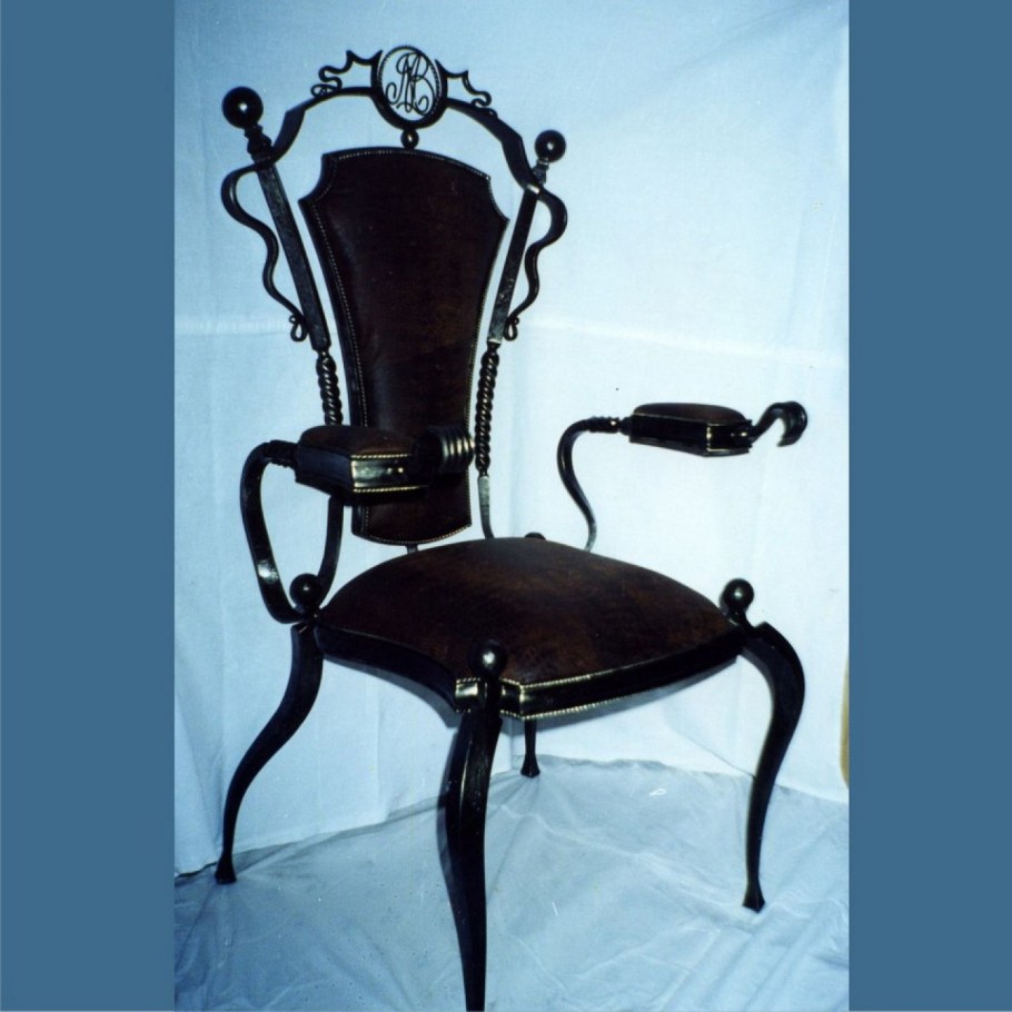 Кованые стулья троны с подлокотниками