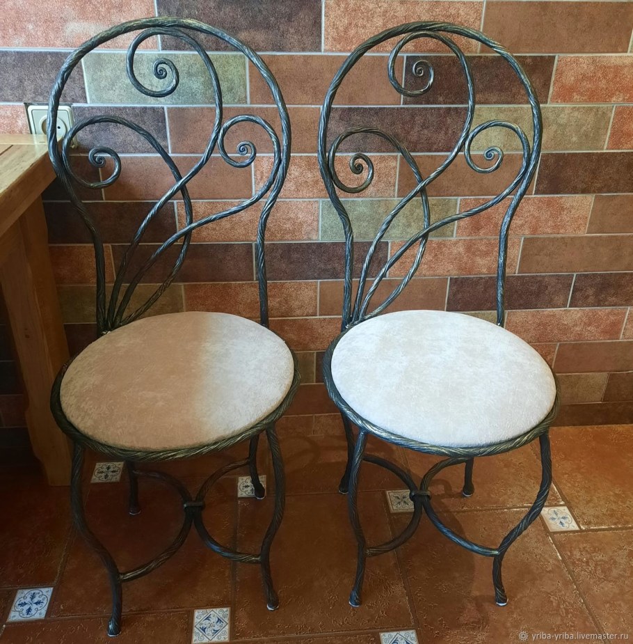 Кованый табурет с деревянной поверхностью