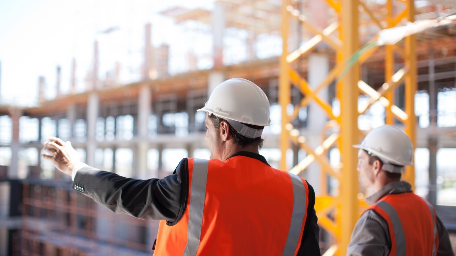 Строители на объекте