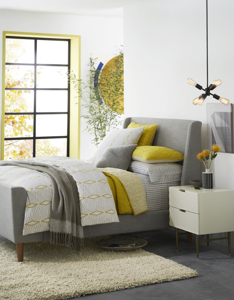 Желтый интерьер спальни