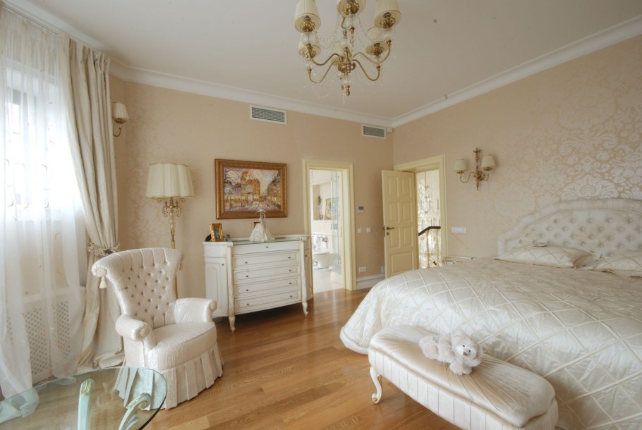 Комната в цвете слоновой кости