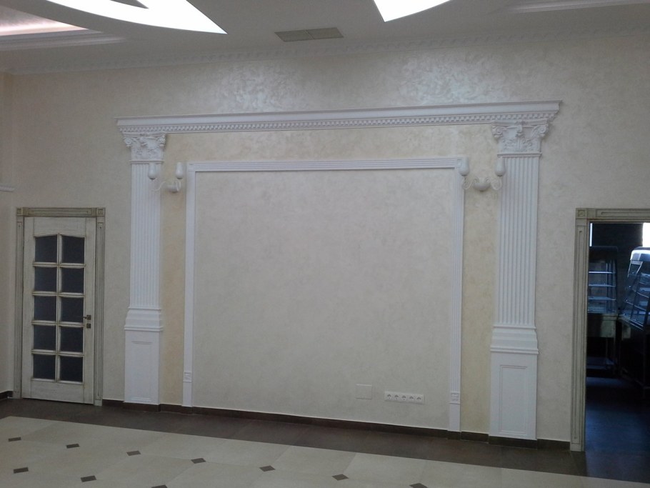 Колонны на стене в интерьере