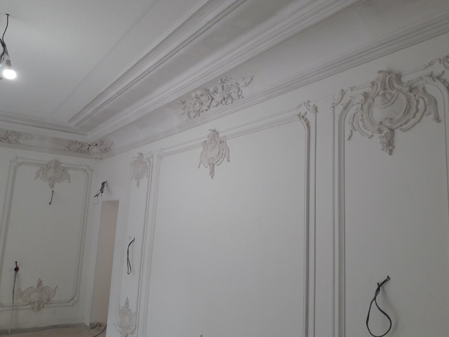 Лепнина из гипса на потолок