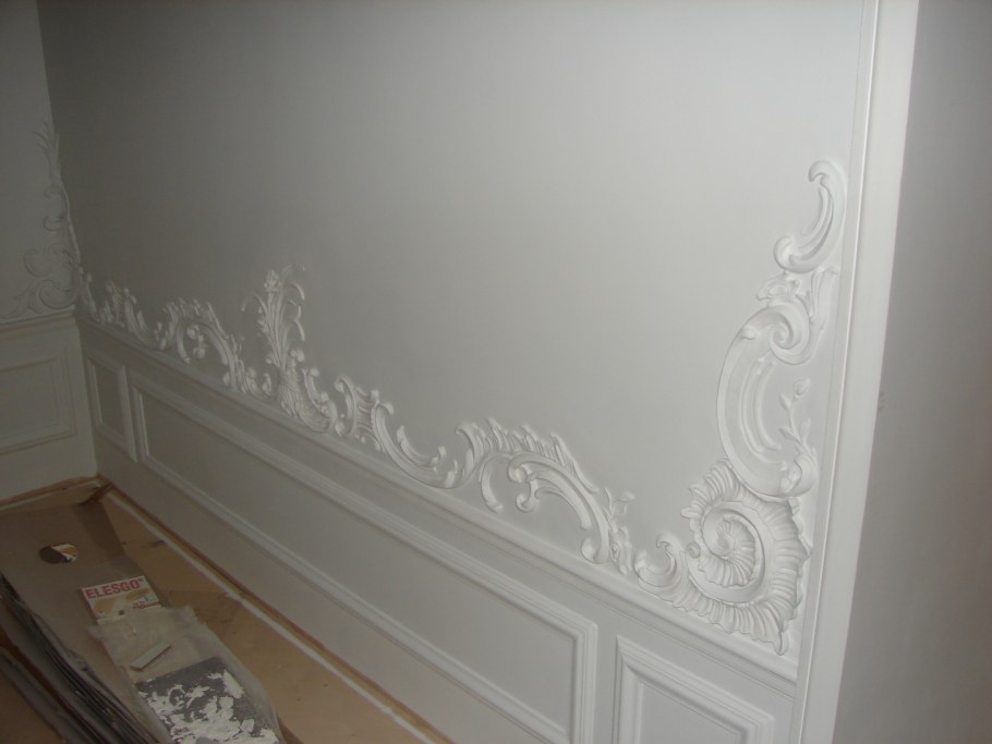 Рамки на стене из лепнины