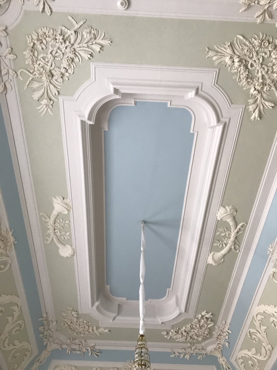 Лепнина из гипса на потолок