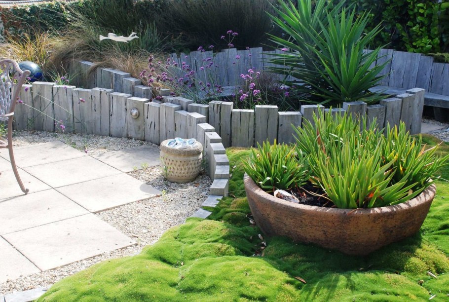 Цветник на подпорной стенке