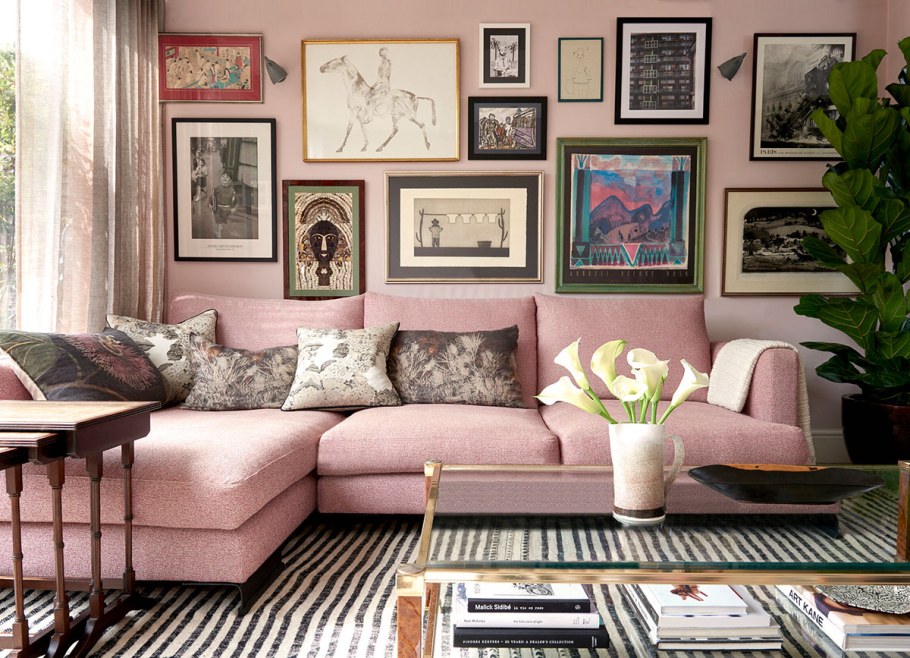 Розовый пудровый диван в интерьере