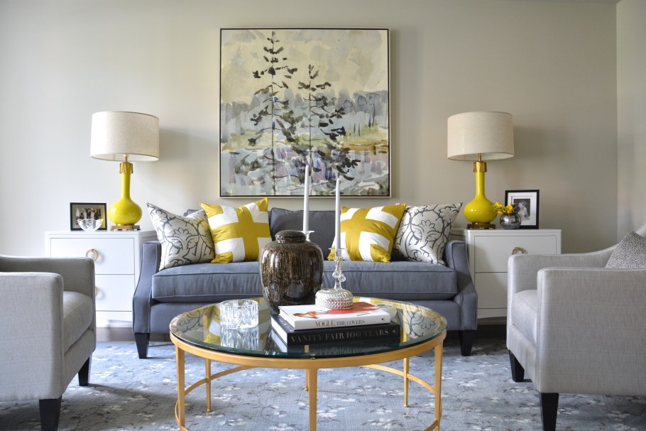 Сочетание серого и горчичного в интерьере гостиной