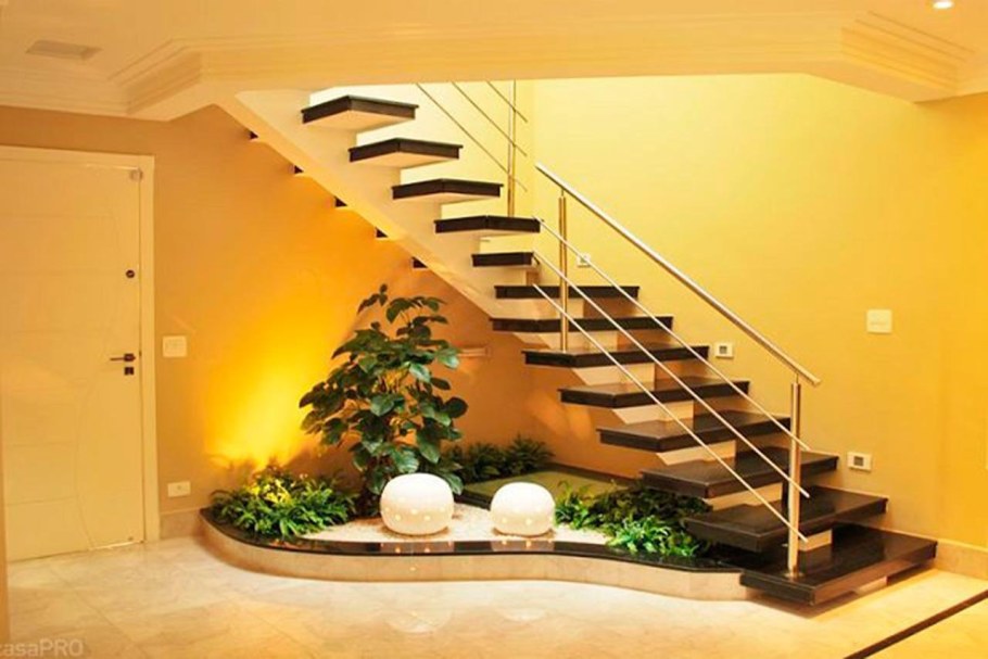 Аквариум под лестницей