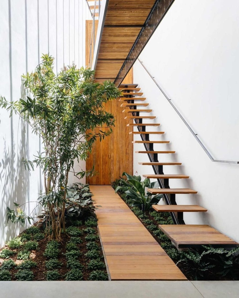 Современная лестница в доме