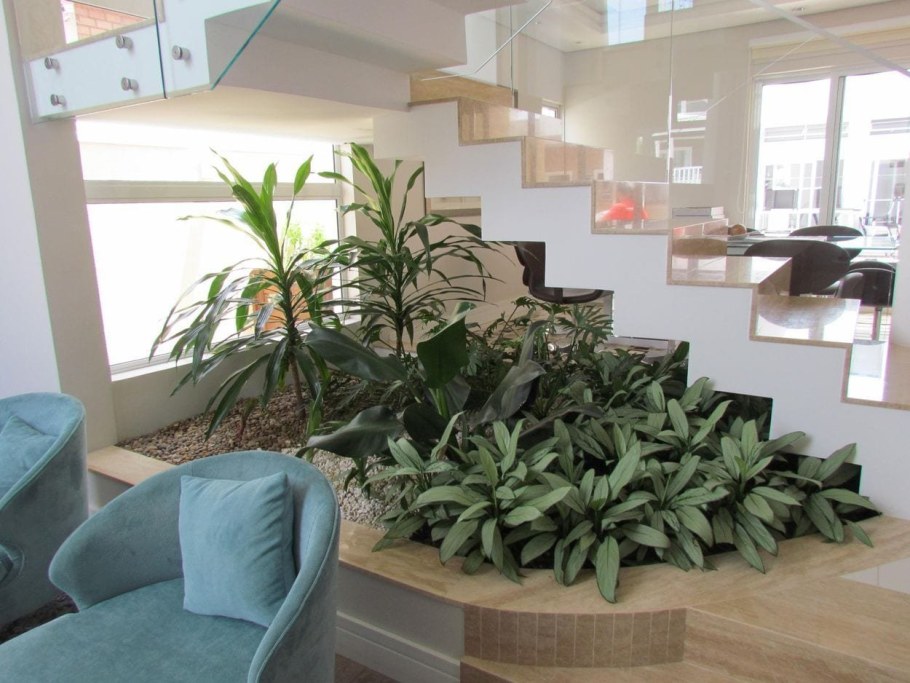 Зимний сад под лестницей в доме