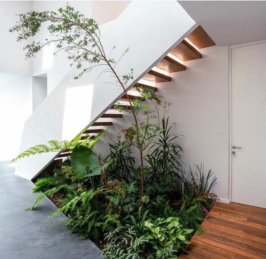 Озеленение под лестницей