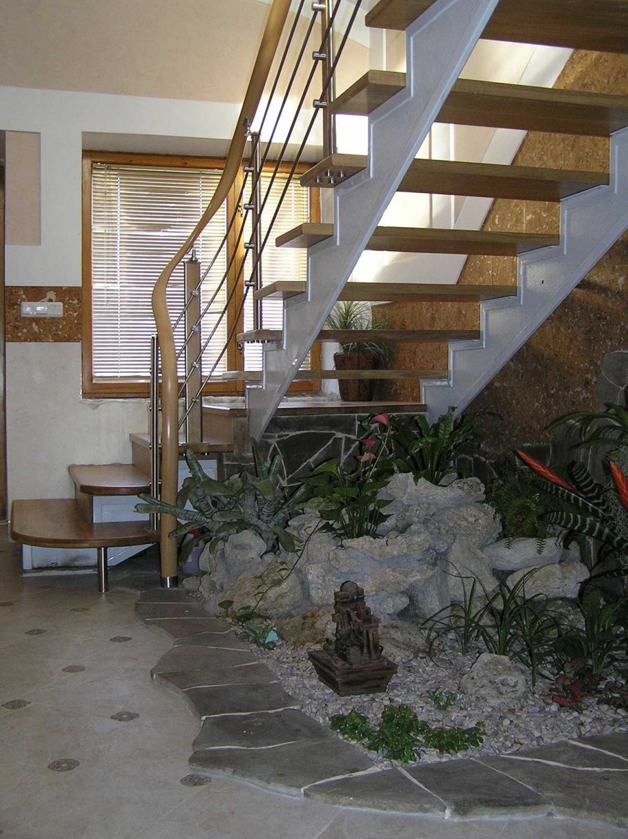 Цветы на лестнице в частном доме