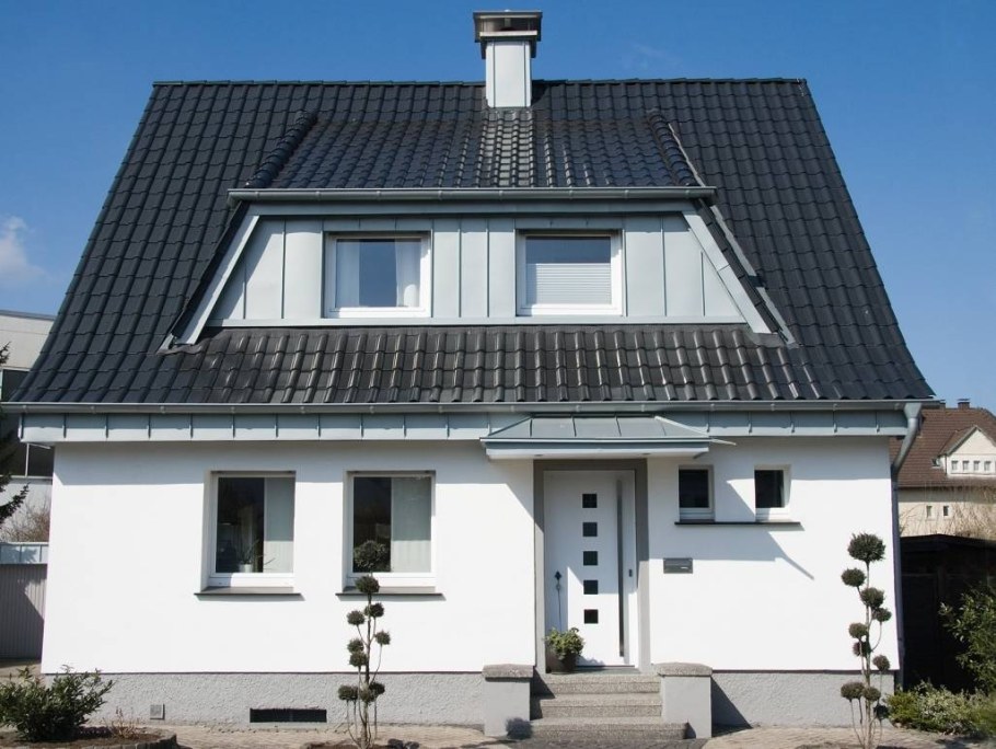 Полувальмовая мансардная крыша