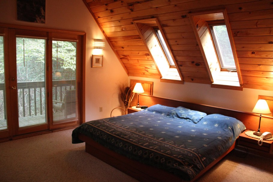 Спальня с мансардной крышей