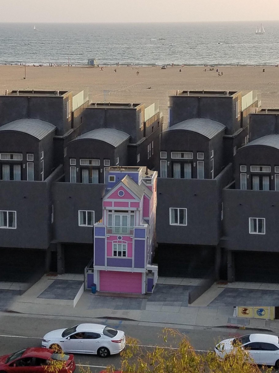 Розовый и черный дом рядом