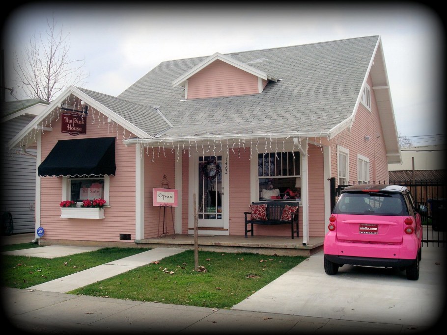 Благородный розовый цвет дома