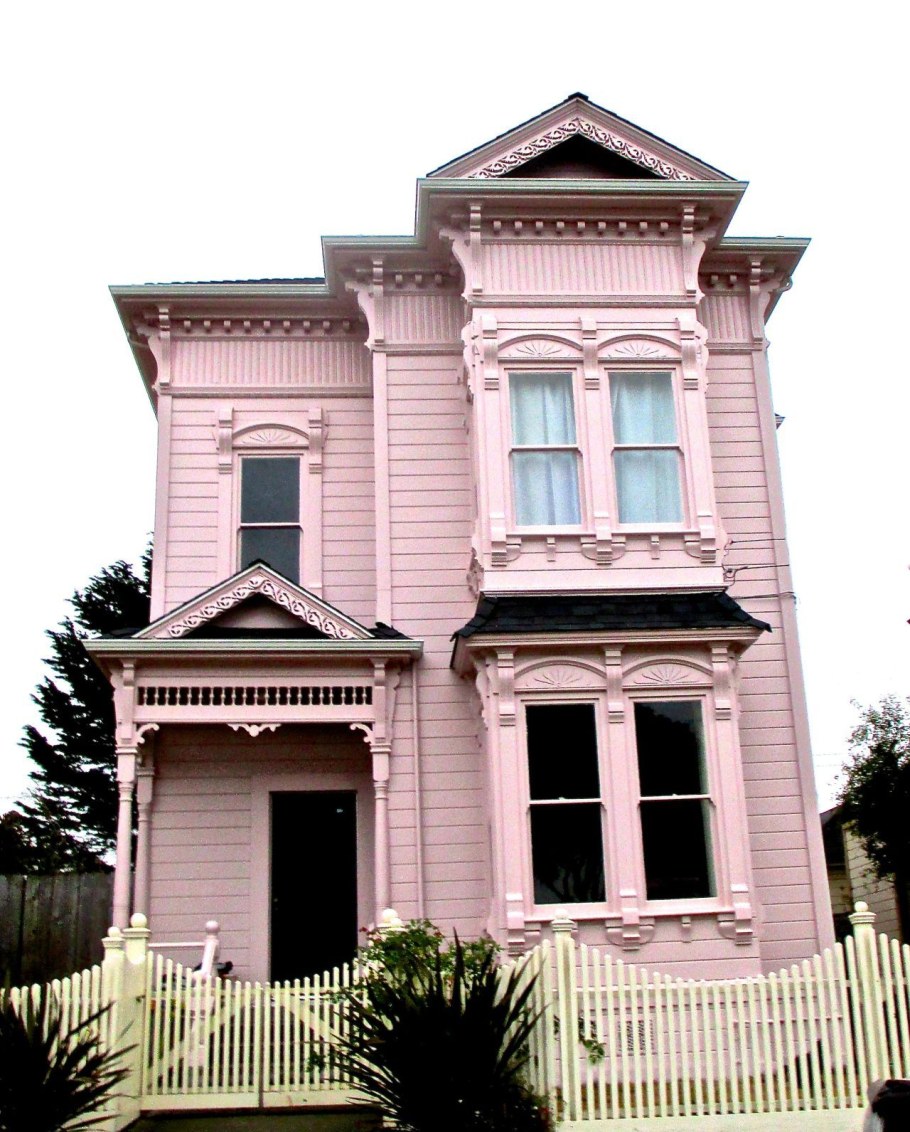 Дом розового цвета