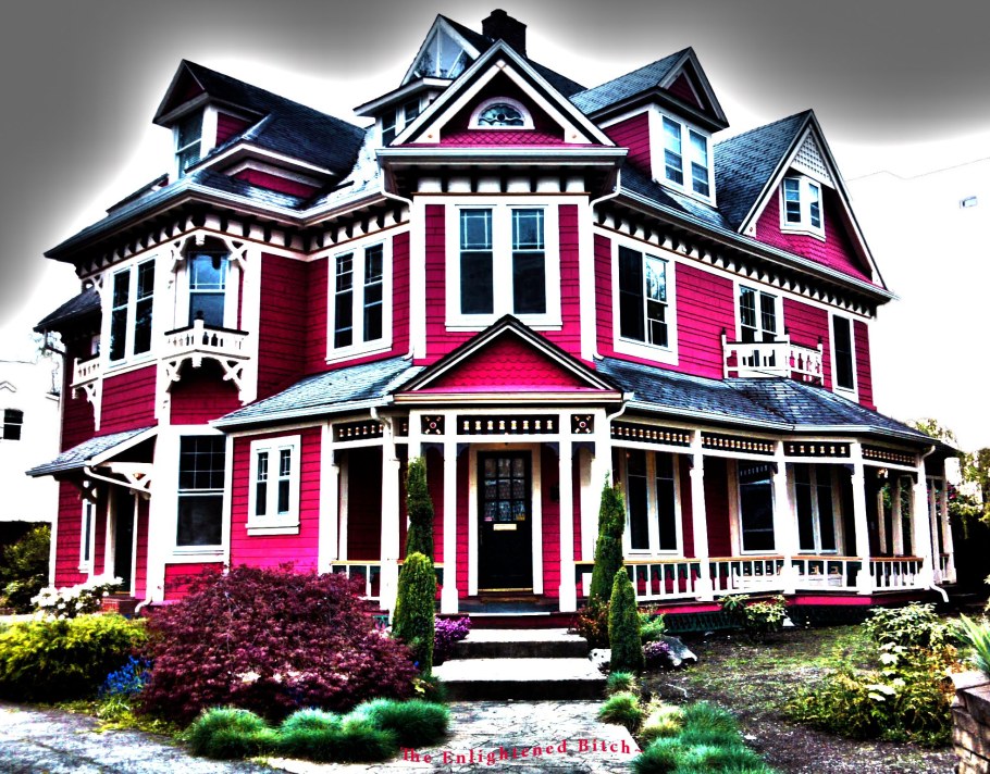 Красивый розовый дом